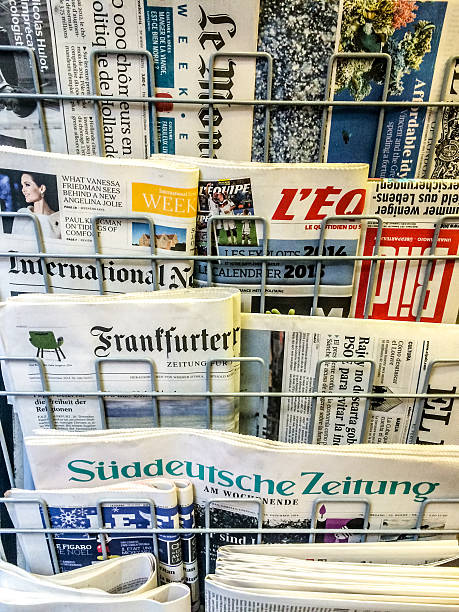 다양한 국제 신문 밀라노 신작로가 대한 판매 - news stand 뉴스 사진 이미지