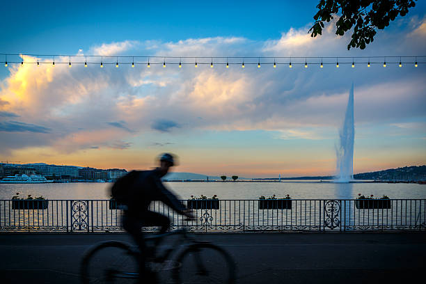 lac léman et le jet d'eau de notre fontaine au coucher du soleil, en suisse - lake geneva photos et images de collection