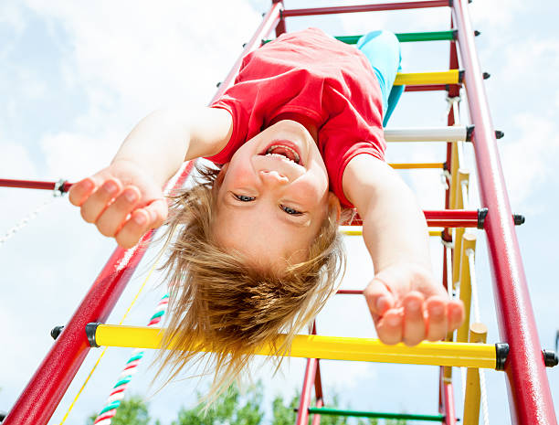 criança feliz em uma selva ginásio - child jungle gym playground laughing imagens e fotografias de stock