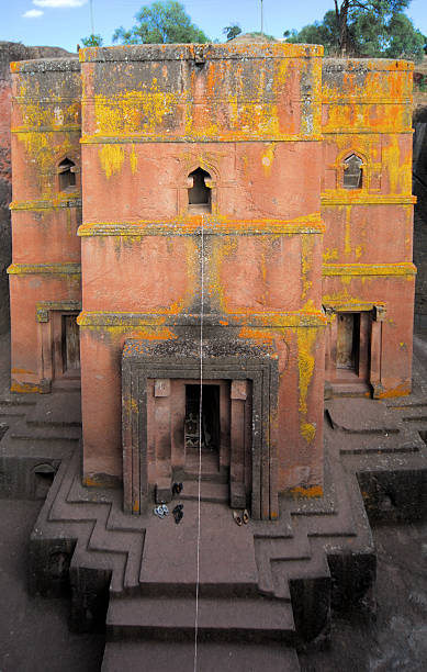 lalibela, etiopía: rock tallada en crudo iglesia de san jorge - rock hewn church fotografías e imágenes de stock