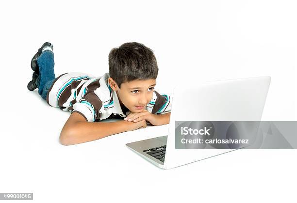 Junge Mit Laptop Stockfoto und mehr Bilder von 10-11 Jahre - 10-11 Jahre, Akademisches Lernen, Betrachtung