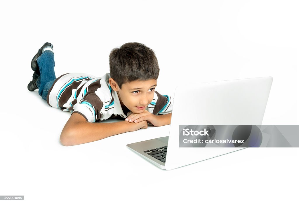 Menino usando o laptop - Foto de stock de 10-11 Anos royalty-free