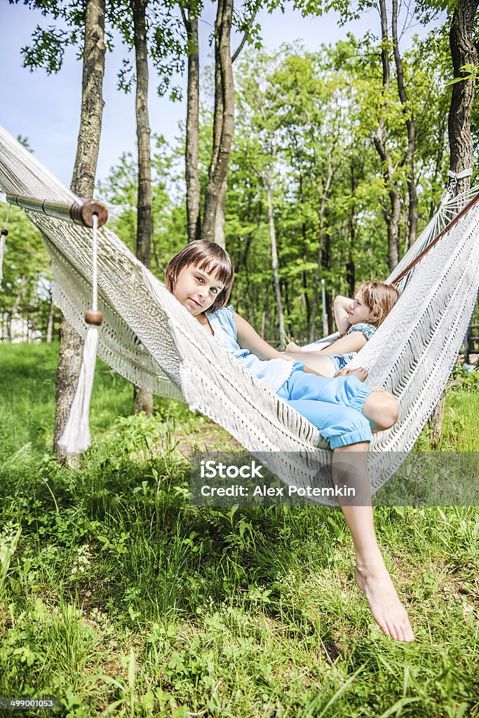 Zwei Schwestern liegen in der Hängematte - Lizenzfrei Allgemeine Beschaffenheit Stock-Foto