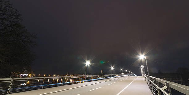 ponte de conexão apenas para pedestres e bicicletas - fusgänger - fotografias e filmes do acervo