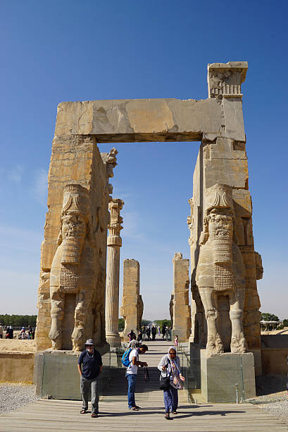 desconhecido turistas caminhada pelo portão de todos os povos em persépolis. - gateway of xerxes - fotografias e filmes do acervo