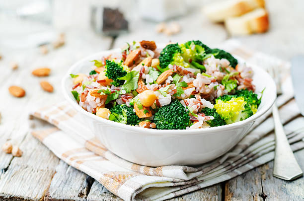 broccoli chickpea coriandolo mandorle di riso bianco e rosso - light meal foto e immagini stock