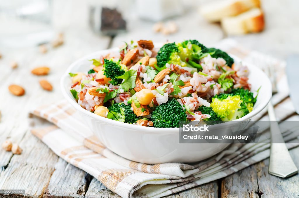 Brócolis, grão-de-bico e coentro e arroz branco e vermelho com amêndoas - Foto de stock de Salada royalty-free