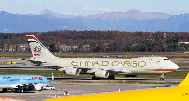エティハド航空のボーイング 747-800 レッグサイド - dhl airplane freight transportation boeing ストックフォトと画像