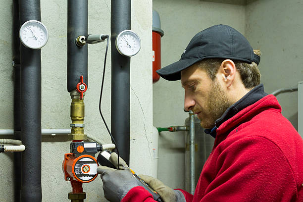 istock Hydraulic working measures the temperature in a thermal power 499018114