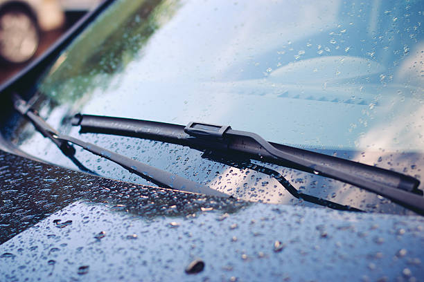 limpa pára-brisas em chuva - windshield imagens e fotografias de stock