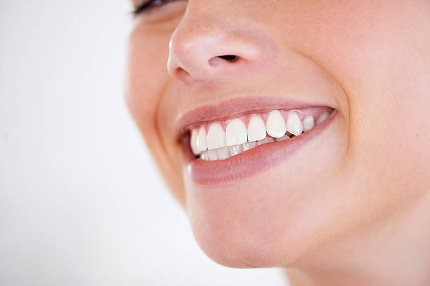 lei è ogni motivo per sorridere - denti foto e immagini stock