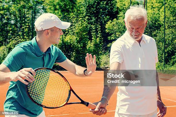 Tennisunterricht Für Senioren Stockfoto und mehr Bilder von 70-79 Jahre - 70-79 Jahre, Aktiver Lebensstil, Aktiver Senior