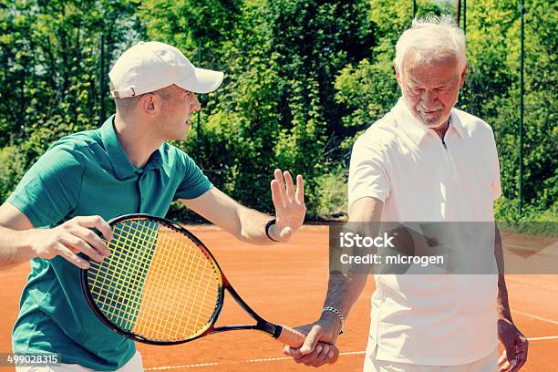 Clase De Tenis Para Jubilados Foto de stock y más banco de imágenes de 70-79 años - 70-79 años, Actividad, Adulto