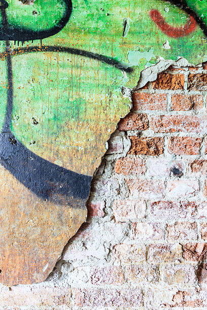 istock Dirty concrete wall with graffiti and big crack 499028433