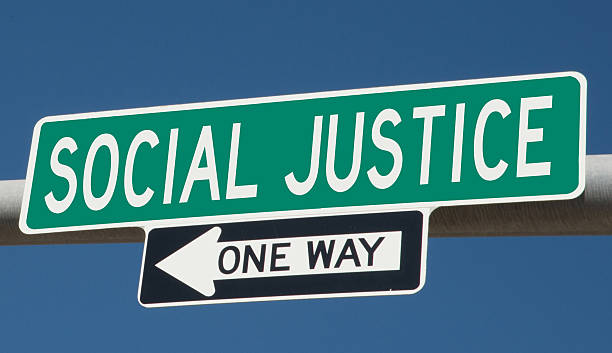 la justice sociale autoroute signe - one way road sign sign street photos et images de collection