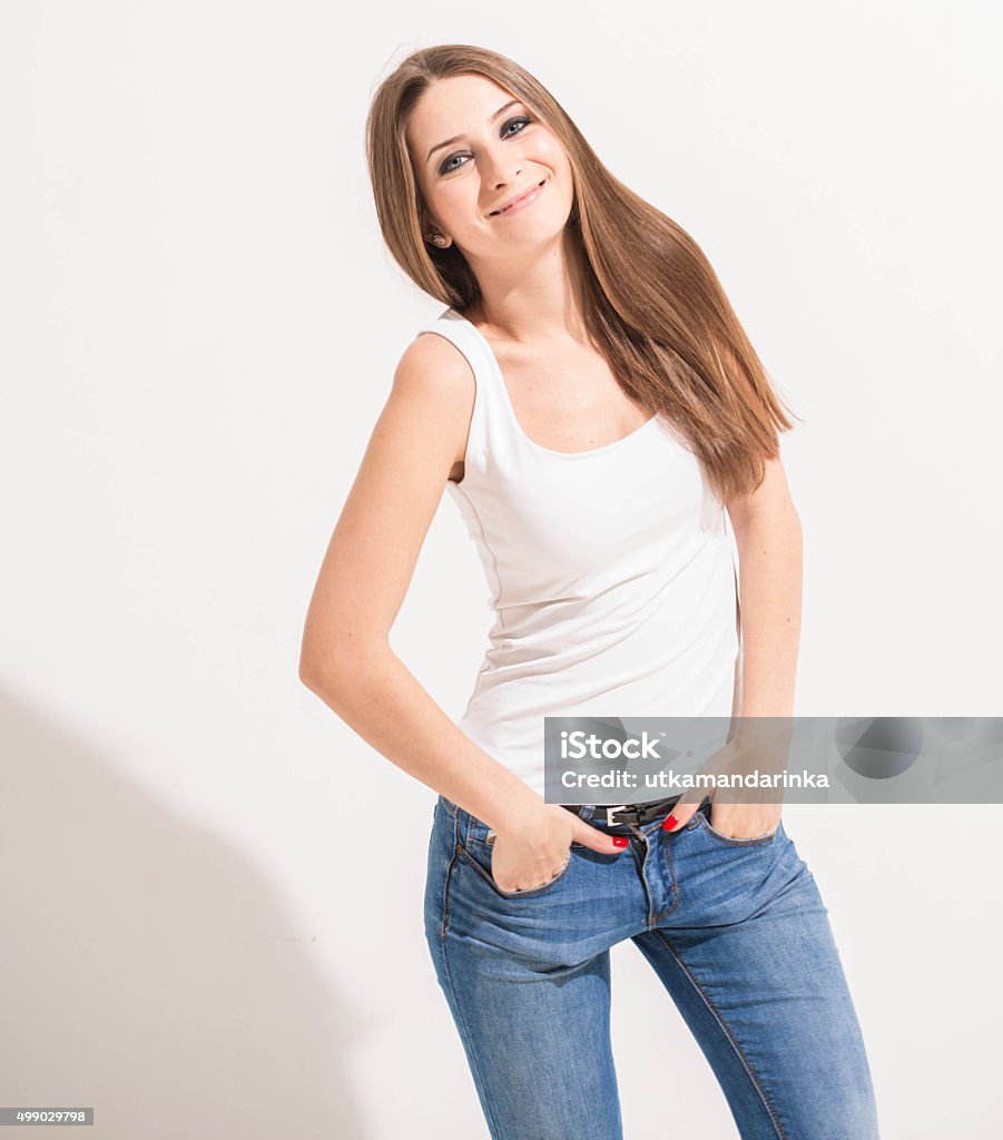 Trẻ Đẹp Phụ Nữ Đẹp Studio Chân Dung Gần Bức Tường Trắng Trong Quần ...