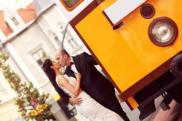 mariée et le marié à proximité d'une station de tramway de charme rétro - anti smoking photos et images de collection