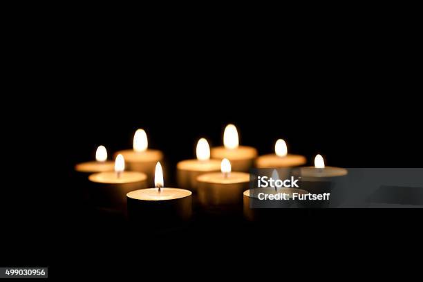 Foto de Queima De Velas e mais fotos de stock de Vela - Equipamento de Iluminação - Vela - Equipamento de Iluminação, Monumento comemorativo, Evento de homenagem