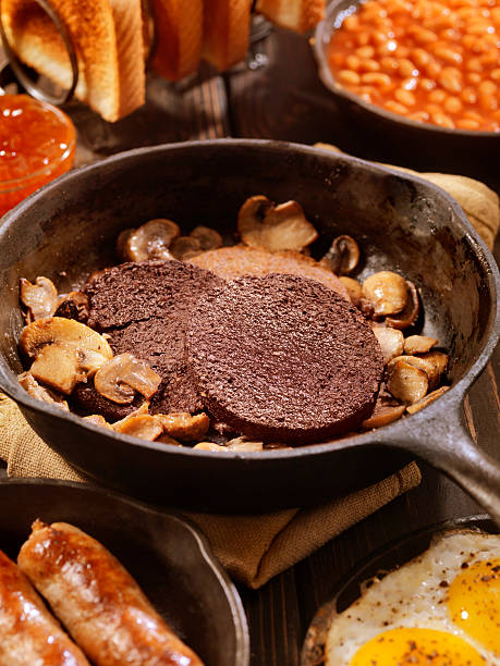 전통적인 영국식 조식 정찬 1-2층 유혈 푸딩 (tofu pudding - blood pudding 뉴스 사진 이미지