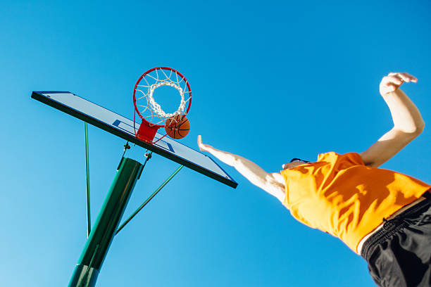 giocatore di basket di cerchio - basketball slam dunk basketball hoop sport foto e immagini stock