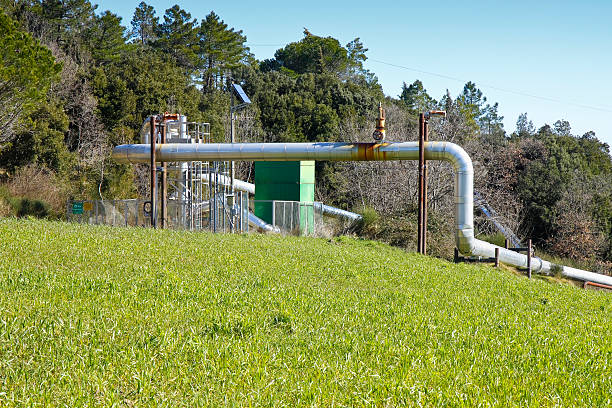 energia geotermalna elektrownia w toskania hills - geothermal power station pipe steam alternative energy zdjęcia i obrazy z banku zdjęć