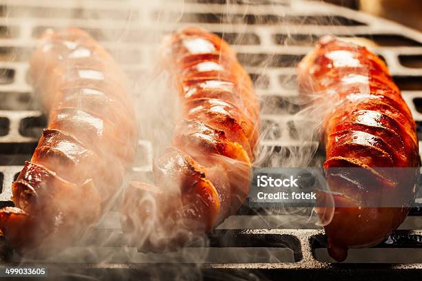 Asar Salchichas A La Parrilla Foto de stock y más banco de imágenes de Alimento - Alimento, Alimentos cocinados, Barbacoa - Comida