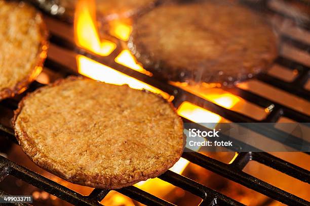 Hamburger De Humita En Una Parrilla En Fuego Foto de stock y más banco de imágenes de Aire libre - Aire libre, Alimento, Barbacoa - Comida