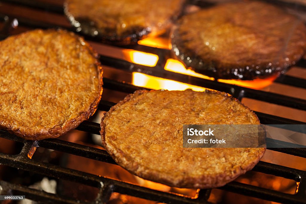 Hamburger de humita en una parrilla en fuego - Foto de stock de Aire libre libre de derechos