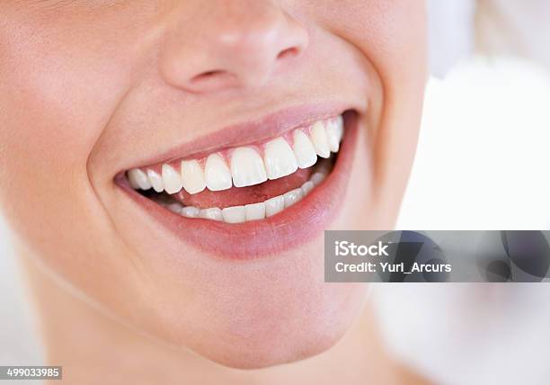 Brillante Anzeige Des Pearly Weiß Stockfoto und mehr Bilder von Zahnaufhellung - Zahnaufhellung, Lächeln, Europäischer Abstammung