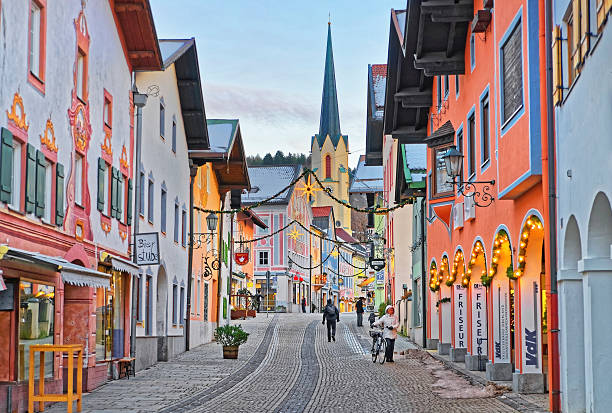 acogedor narrow street de garmisch-partenkirchen - zugspitze mountain mountain germany sky fotografías e imágenes de stock