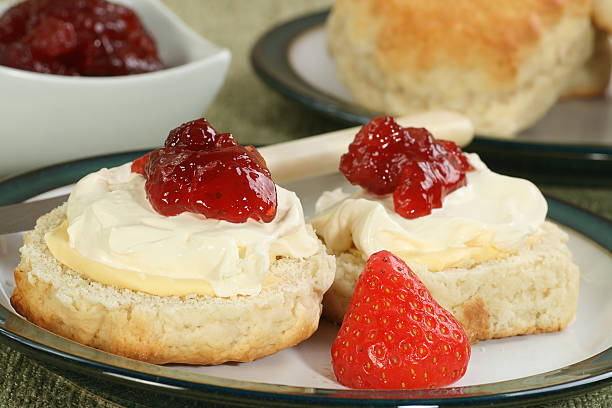 panna inglese scone - afternoon tea scone tea cream foto e immagini stock