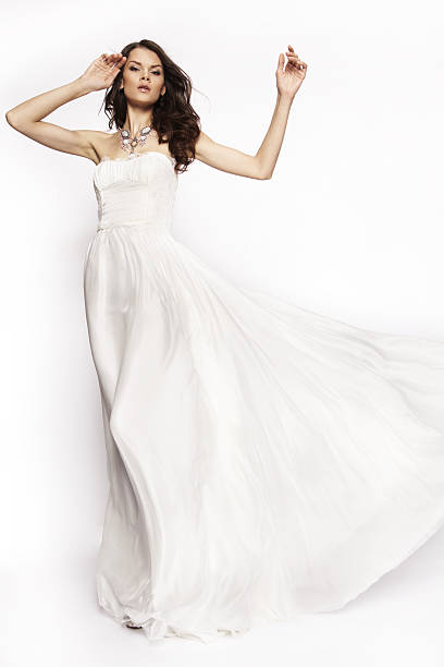 Cтоковое фото Брюнетка в белом платье, позирующих