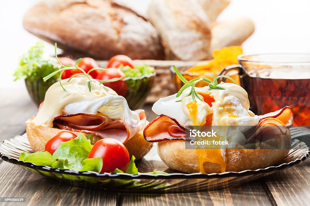 Huevos Benedict en caliente bollos con jamón - Foto de stock de Alimento libre de derechos