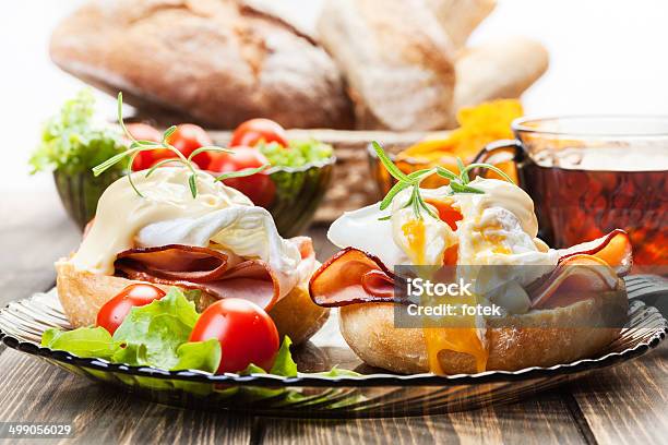 Huevos Benedict En Caliente Bollos Con Jamón Foto de stock y más banco de imágenes de Alimento - Alimento, Alimento tostado, Blanco - Color