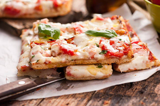 pizza con piatto pane - pizza cheese portion mozzarella foto e immagini stock