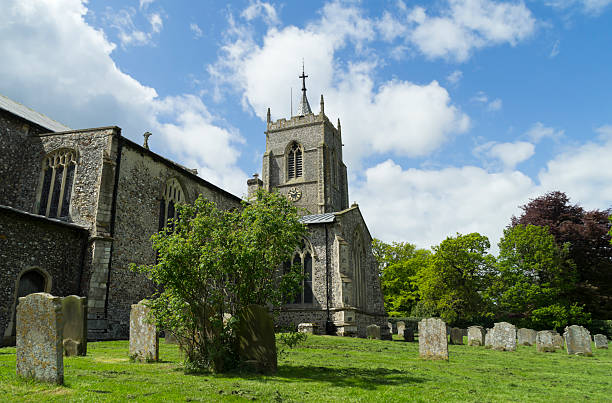 aylsham igreja e churchyard - built structure church flint stone imagens e fotografias de stock