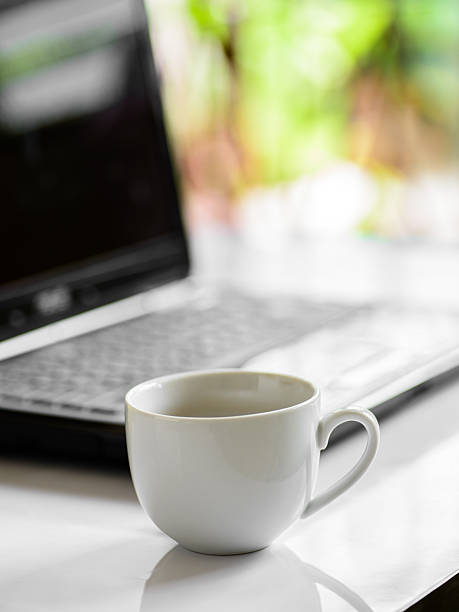 tazza di caffè e portatile per business, messa a fuoco selettiva sul caffè. - computer key internet cafe coffee internet foto e immagini stock