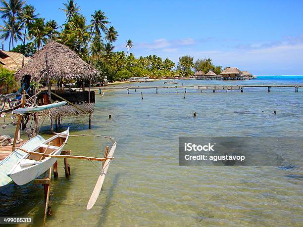 Bora Bora Bungalows Y Pescar En Bote Con Turquesa Playa Polinesia Foto de stock y más banco de imágenes de Atolón de Rangiroa