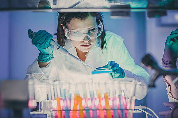 naukowiec w laboratorium - scientist research test tube lab coat zdjęcia i obrazy z banku zdjęć