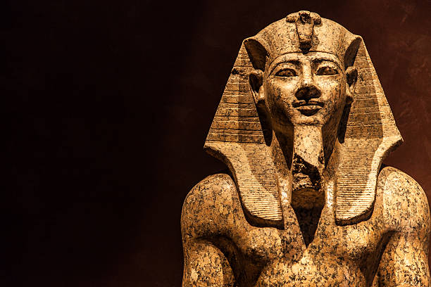 pharaon statue - pharaon photos et images de collection