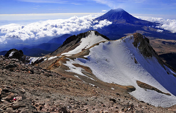 vulcão popocatepetl, como visto do iztaccíhuatl, méxico - anel de fogo do pacifico - fotografias e filmes do acervo