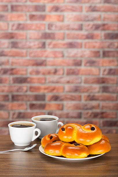 svedese allo zafferano glutei con caffè. - lussekatt foto e immagini stock