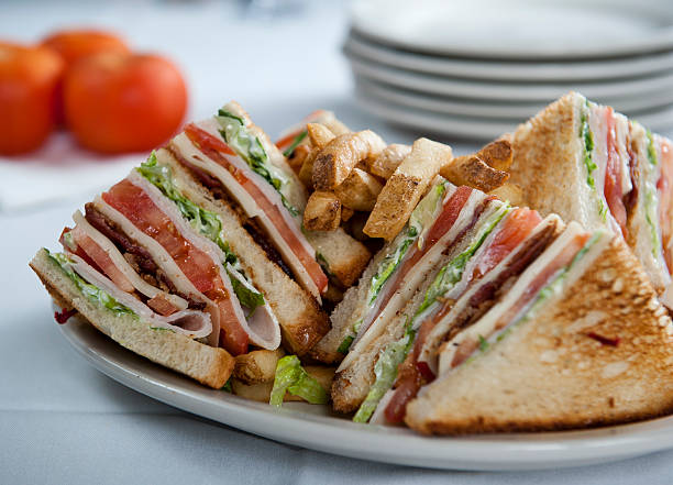 delicioso sanduíche club (clique para mais informações - club sandwich sandwich french fries turkey imagens e fotografias de stock