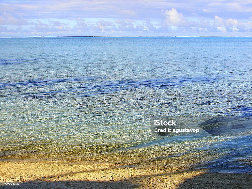 モーレアの透き通ったトルコブルーの砂浜、仏領ポリネシア、タヒチ） - Horizonのロイヤリティフリーストックフォト