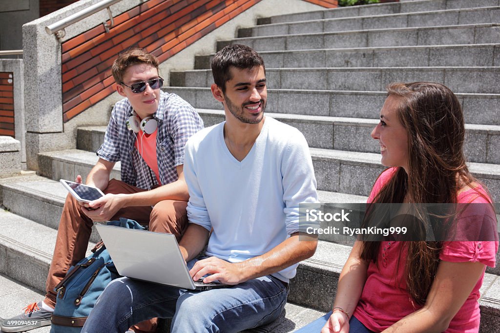 행복함 사용하는 학생은 디지털 태블릿 - 로열티 프리 3가지 개체 스톡 사진