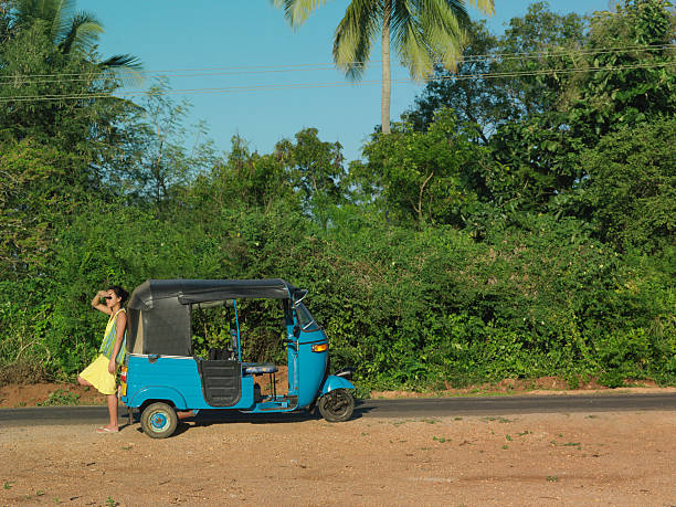 donna da autorickshaw su strada in terra battuta - dirtroad foto e immagini stock