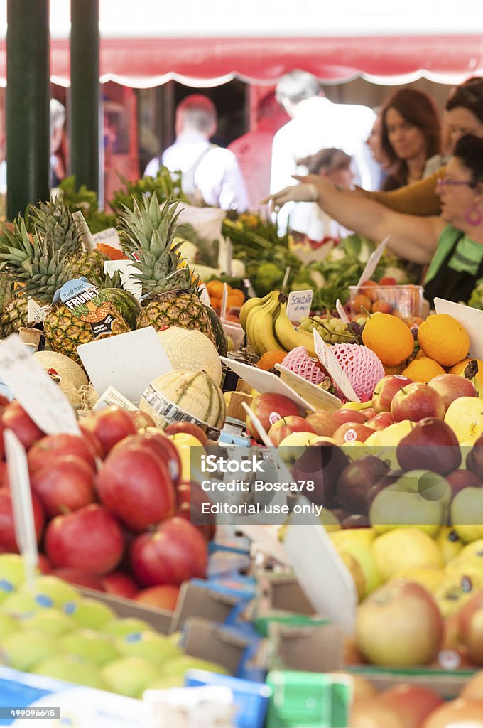 Различные фрукты в Венеции Палатка на городском рынке - Стоковые фото Ананас роялти-фри