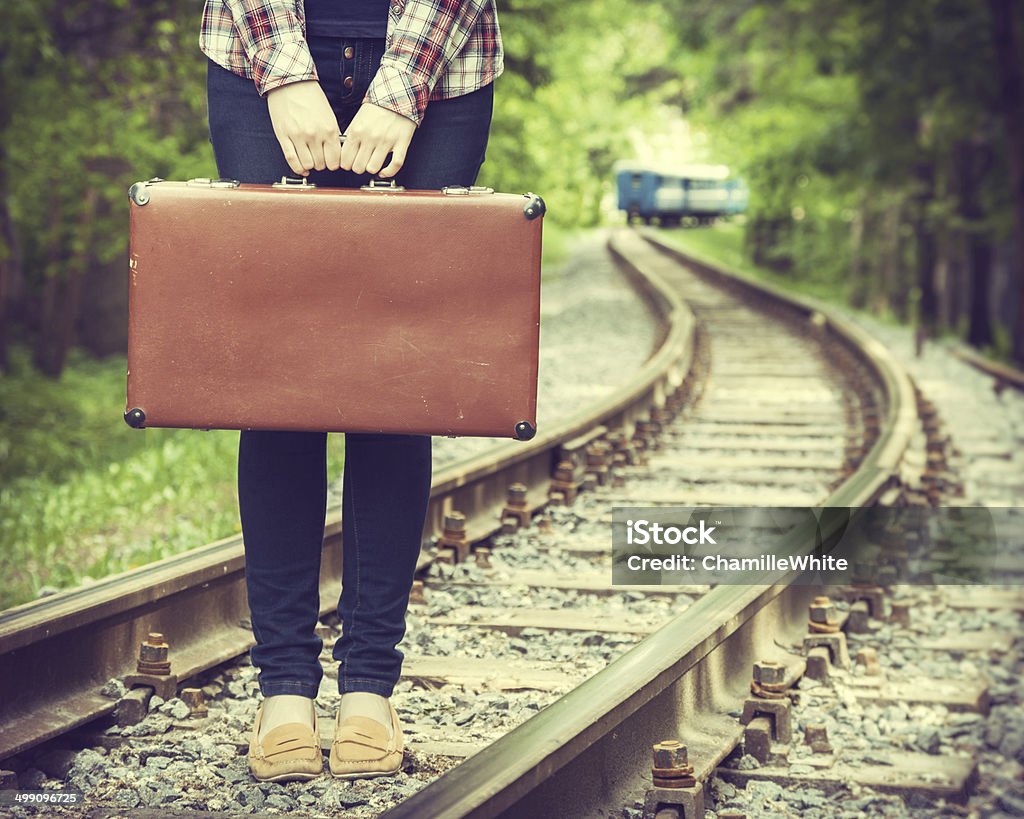 Junge Frau mit alten Koffer auf dem - Lizenzfrei Abenteuer Stock-Foto