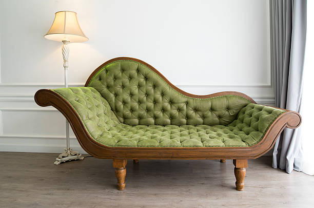 tappezzeria divano con verde oliva e finiture in legno - window cushion old built structure foto e immagini stock