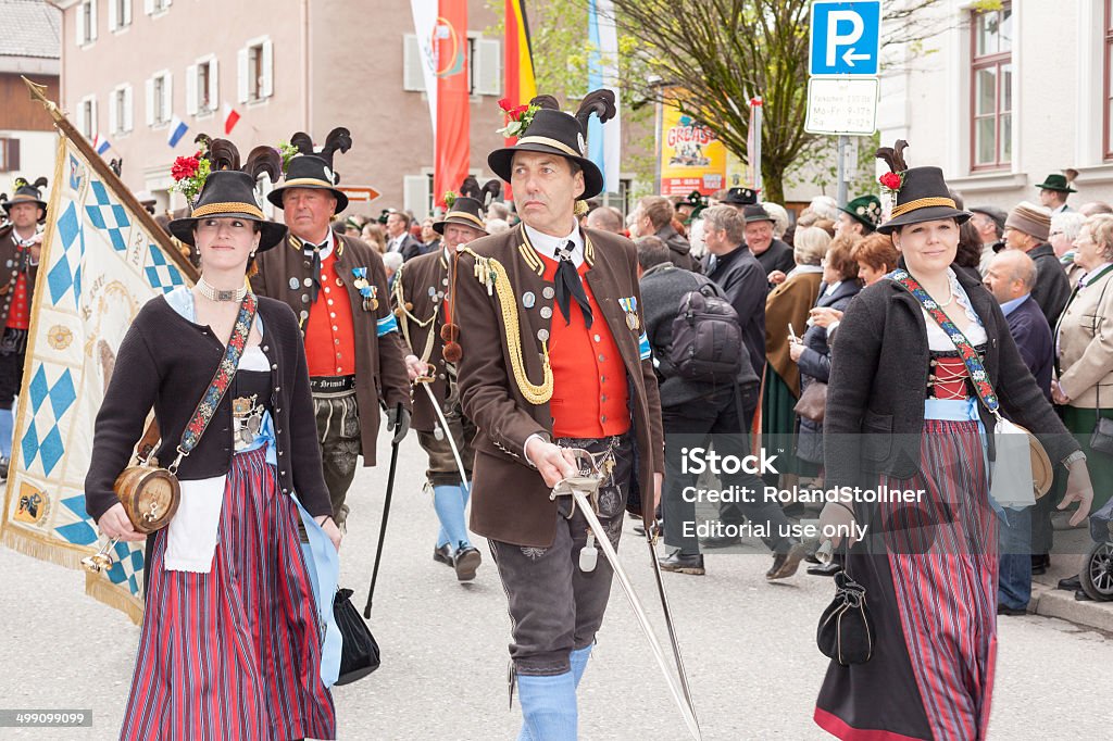 Miesbach, Germania – 05.04. 2014: Commander rende omaggio con bandiera - Foto stock royalty-free di Alchol